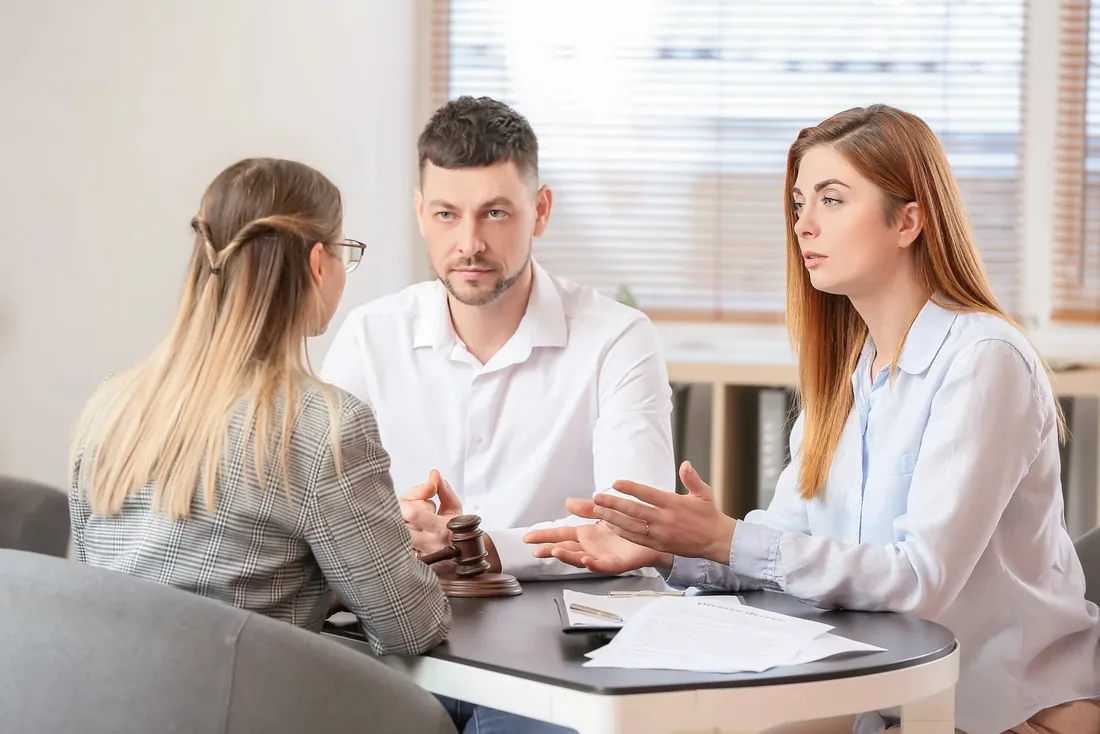 Pareja en consulta con una profesional de Clínica D&A